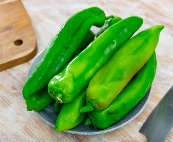 Hele Biologische Groene Paprika Houten Tafel Plantaardige Ingrediënten Koken — Stockfoto