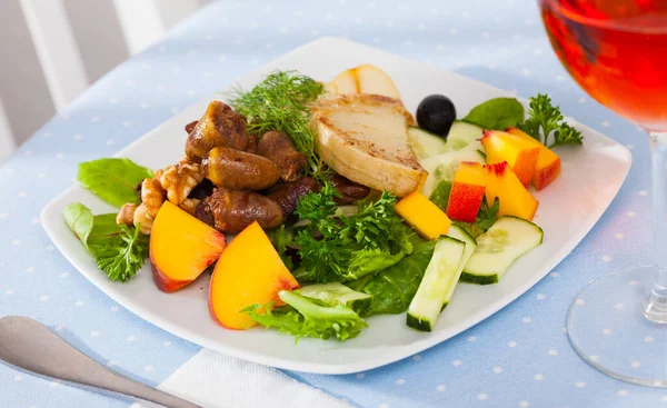 Portion Salat Mit Gebratenen Hühnerherzen Gegrilltem Käse Reifen Birnen Pfirsich — Stockfoto