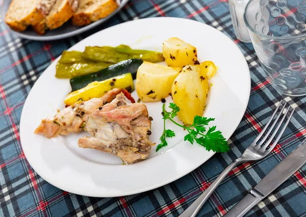 Kaninchenfleisch Mit Kartoffeln Paprika Und Zucchini Auf Teller Serviert — Stockfoto