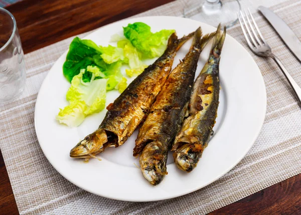 Grilované Ohnivých Sardinkách Podávané Čerstvými Zeleninami Oblíbené Středomořské Jídlo — Stock fotografie