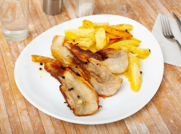Gegrilde Barbecue Varkensvlees Met Gebakken Aardappel Dip Een Bord — Stockfoto