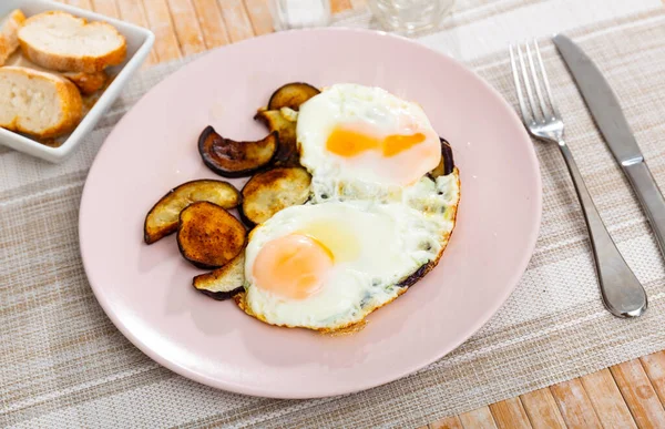 Almoço Saudável Ovos Fritos Panela Com Gema Líquida Fatias Beringela — Fotografia de Stock