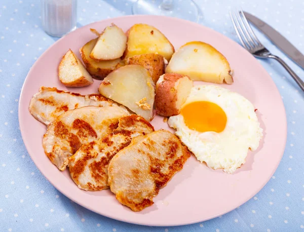 Placa Con Comida Preparada Chuleta Cerdo Con Papas Huevo Frito —  Fotos de Stock