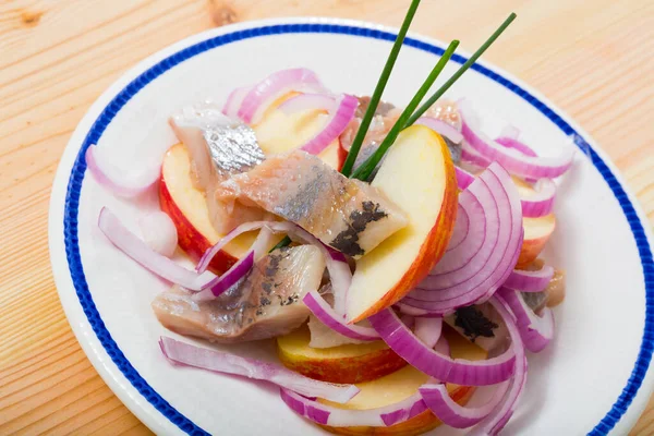 Elmalı Soğanlı Lezzetli Ringa Salatası Soğanlı Soğan Norveç Mutfağı — Stok fotoğraf