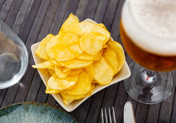 Plate Crunchy Potato Chips Served Glass Beer — Stock Photo, Image