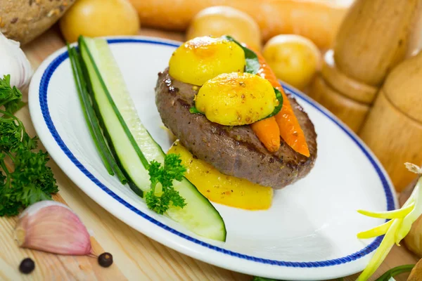 Juicy Beef Patty Served Baked New Potatoes Glazed Carrots Fresh — Stock Photo, Image