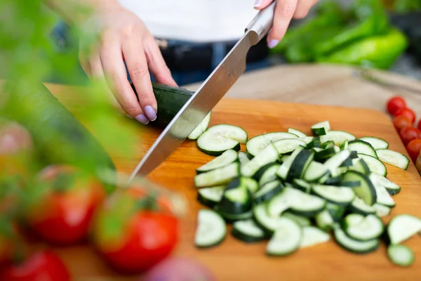 Bild Weiblicher Hände Die Teller Mit Gemüsesalat Halten Niemand — Stockfoto