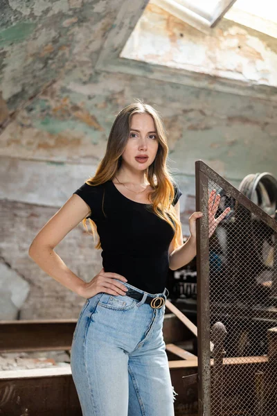 Jonge Bruinharige Vrouw Blauwe Jeans Nauwsluitende Zwarte Shirt Poseren Buurt — Stockfoto