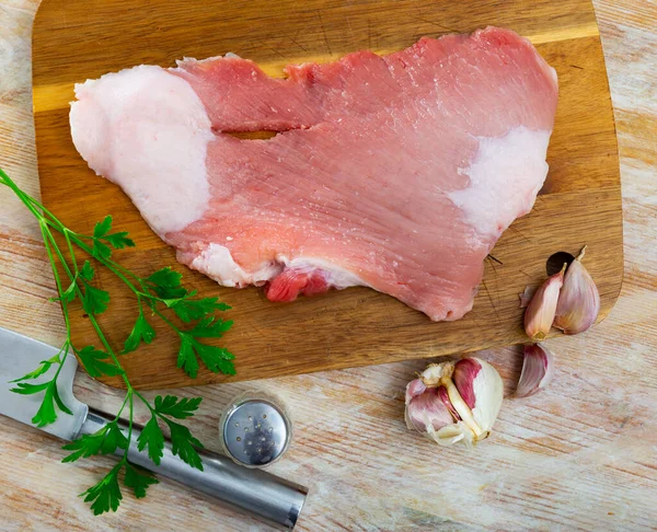 Przygotowanie Surowego Filetu Wieprzowiny Pietruszki Desce Kuchennej — Zdjęcie stockowe