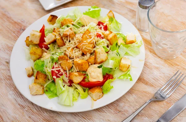 Deliciosa Salada Caesar Com Frango Grelhado Tomate Croutons — Fotografia de Stock