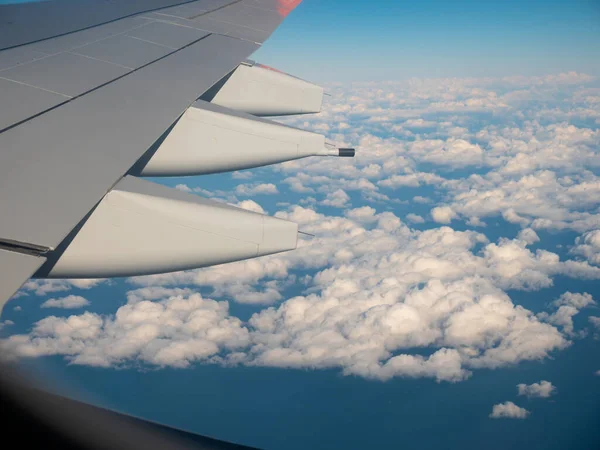 Vista Janela Asa Avião Passando Nuvens Brancas Neve — Fotografia de Stock