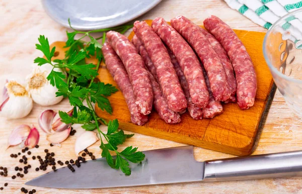 Salsicha Tradicional Porco Cru Catalão Longaniza Pronto Para Grelhar Tábua — Fotografia de Stock