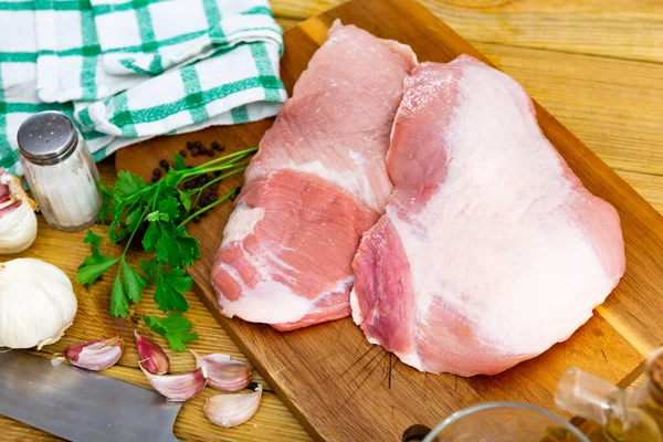 新鮮な生の豚肉のシークレットステーキと木製のまな板で調理するためのスパイス — ストック写真