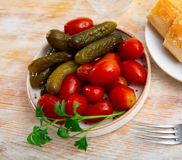 Portion Eingelegte Tomaten Und Gurken Auf Teller Serviert Dekoriert Mit — Stockfoto