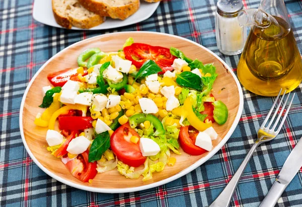 Lezzetli Hafif Sebze Salatası Domates Konserve Mısır Biber Feta Peyniri — Stok fotoğraf