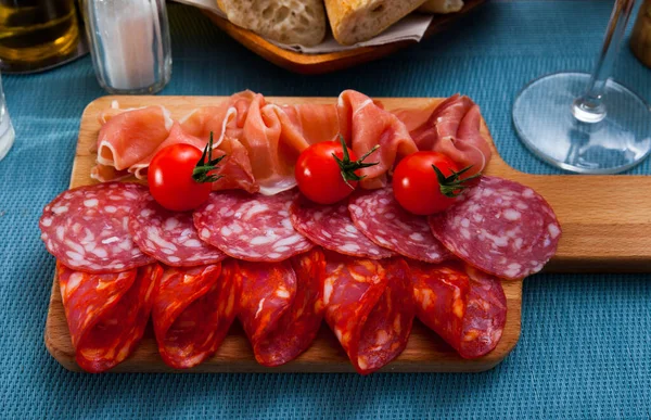 스페인의 맛있는 소시지와 책상에서 토마토와 사람은 아무도 없습니다 — 스톡 사진
