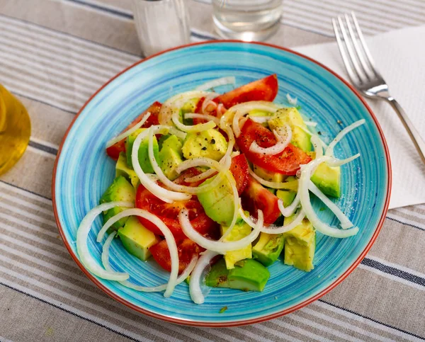 Zdravý Zeleninový Salát Čerstvých Rajčat Avokáda Cibule Olivovým Olejem — Stock fotografie
