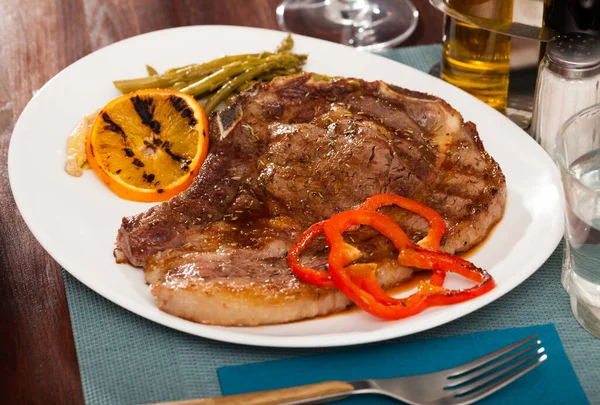 Saftiges Roastbeef Steak Mit Gegrilltem Spargel Orange Und Pfeffer — Stockfoto