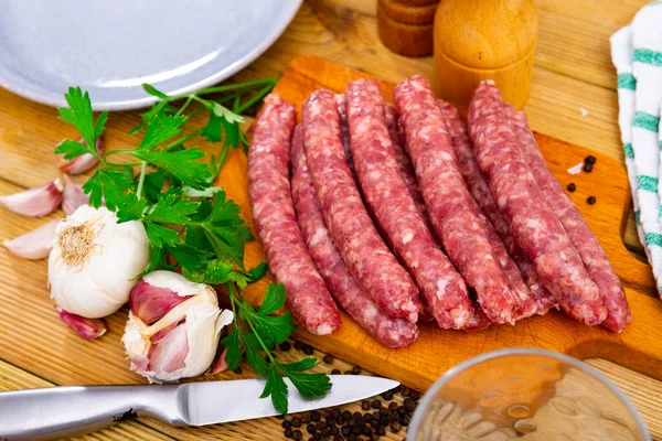 Delicioso Longaniza Carne Picada Superfície Madeira Linguiça Porco Salsichas Catalãs — Fotografia de Stock