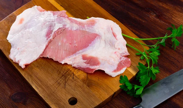 돼지고기를 것으로 파슬리 위에서 마늘을 준비하는 — 스톡 사진