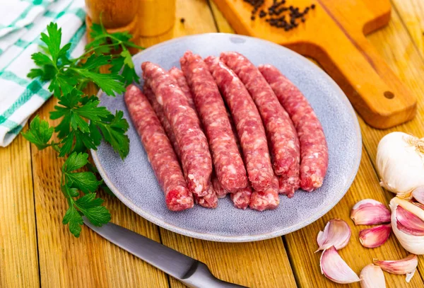 Rauwe Worsten Longaniza Klaar Bakken Plaat Traditionele Catalaanse Vleesproducten — Stockfoto