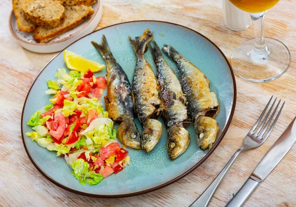 Kızarmış Balık Kızarmış Sardalya Salata Domatesle Servis Ediliyor — Stok fotoğraf