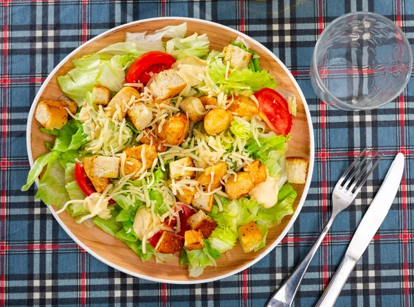 Salada Caesar Cozinhada Com Tomate Servido Mesa Com Talheres — Fotografia de Stock