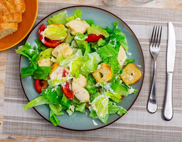 Oblíbená Jídla Americké Kuchyně Caesar Salát Vyrobený Listů Salátu Vařených — Stock fotografie