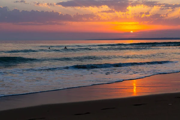 Ηλιοβασίλεμα Πάνω Από Θάλασσα Και Όμορφα Σύννεφα — Φωτογραφία Αρχείου