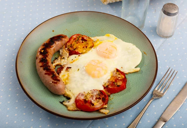 Τηγανητά Αυγά Φέτες Ντομάτας Και Ψητά Αλλαντικά Καρδιά Paleo Πρωινό — Φωτογραφία Αρχείου