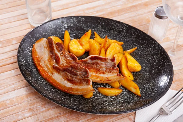 Bacon Porco Assado Suculento Servido Com Batata Frita Para Jantar — Fotografia de Stock