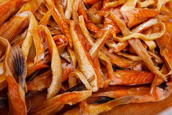 在木制背景上近距离观察熏制鲑鱼腹肌 鱼肉开胃菜 — 图库照片
