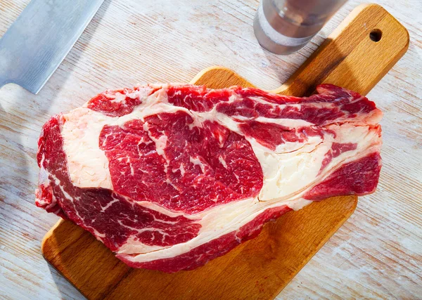烹调的配料 新鲜的生牛肉在木制切菜板上折返 高质量的照片 — 图库照片