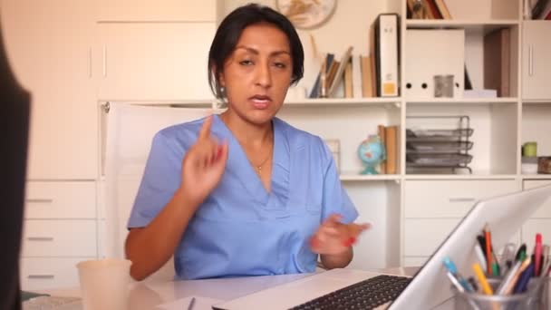 Soustředil Hispánskou Doktorku Mluvící Klinice Moderní Medicína Koncept Zdravotní Péče — Stock video