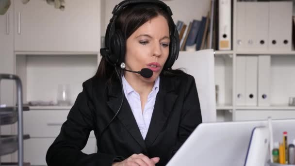 Жінка Офіцер Навушниках Використовує Ноутбук Сидячи Столом Робочому Місці — стокове відео