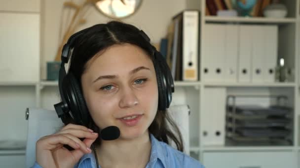 Θετική Αποστολέας Κορίτσι Οποίος Εργάζεται Στο Γραφείο Μιας Μεγάλης Εταιρείας Royalty Free Βίντεο Αρχείου