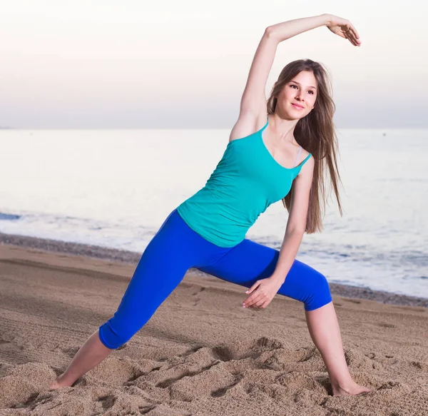 Portrét Sportovkyně Která Cvičí Vytrvalosti Pláži Moře — Stock fotografie