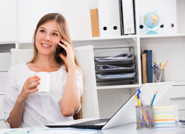 Framgångsrik Ung Affärskvinna Med Telefon Och Engångskopp Avkopplande Arbetsplatsen — Stockfoto