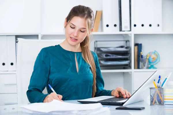Framgångsrik Ung Affärskvinna Som Använder Laptop Arbetsplatsen — Stockfoto