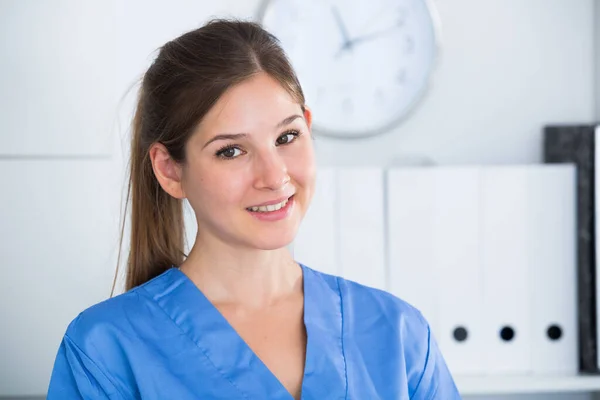 Primer Plano Cara Sonriente Doctora Confiada Consultorio Médico —  Fotos de Stock