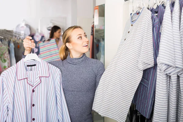 Feliz Ruso Cliente Femenino Selección Ropa Dormir Los Departamentos Ropa — Foto de Stock