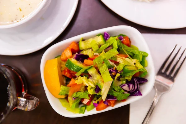 Beliebter Türkischer Choban Salat Aus Frischen Tomaten Gurken Gemüse Und — Stockfoto