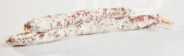 加泰罗尼亚传统薄干腊肠 有特殊的白背景风味 — 图库照片
