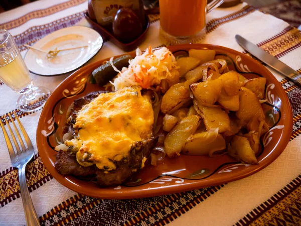 Assiette Avec Délicieux Plat Porc Poltava Avec Pommes Terre Frites — Photo