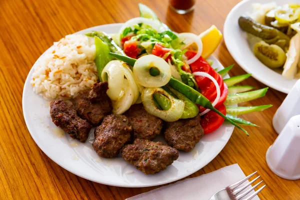 传统的土耳其烤小牛肉肉丸子 配以米饭和蔬菜配菜 令人垂涎三尺 — 图库照片