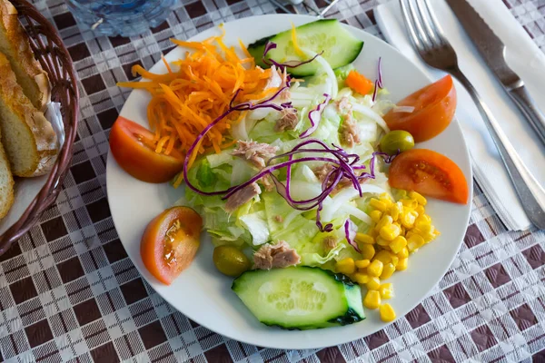 Gemischter Salat Mit Salat Frischem Gemüse Mais Und Gekochter Karotte — Stockfoto