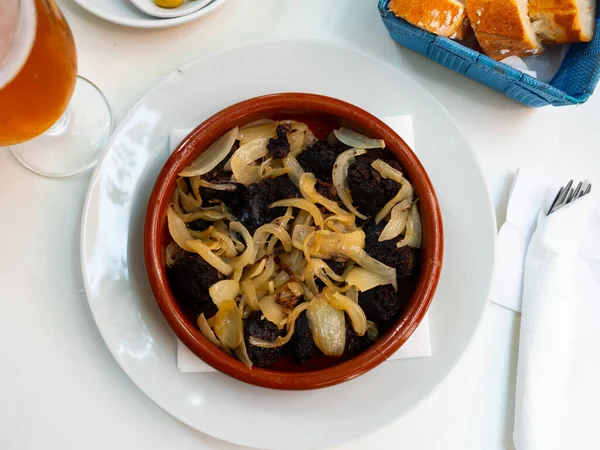 Deliciosas Salchichas Sangre Catalanas Con Cebolla Parrilla Servidas Plato Barro — Foto de Stock