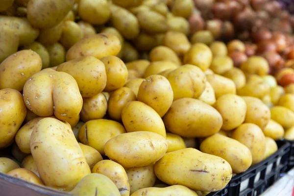 Pilha Batatas Maduras Frescas Caixa Oferecida Para Venda Vitrine Mercado — Fotografia de Stock