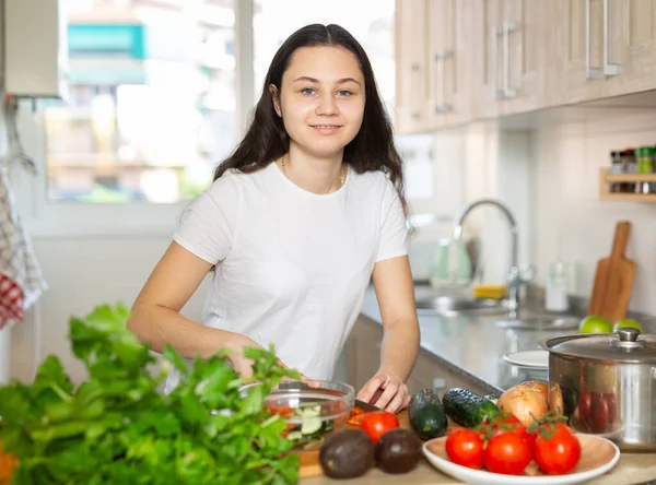 Güzel Pozitif Genç Bir Kadın Mutfakta Sebze Salatası Hazırlıyor — Stok fotoğraf