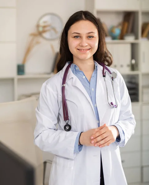 Médico Femenino Positivo Posando Clínica — Foto de Stock